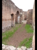 03336 ostia - regio i - insula iii - caseggiato dei molini (i,iii,1) - blick durch raum 12 in raum 21 - ri westen.jpg